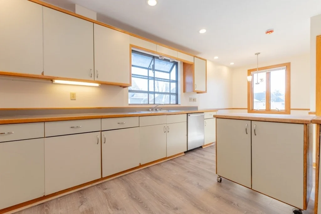 3 bed, 2 bath apartment for rent at 81 Cushing Ave Unit 81, Belmont — photo 6 of 29