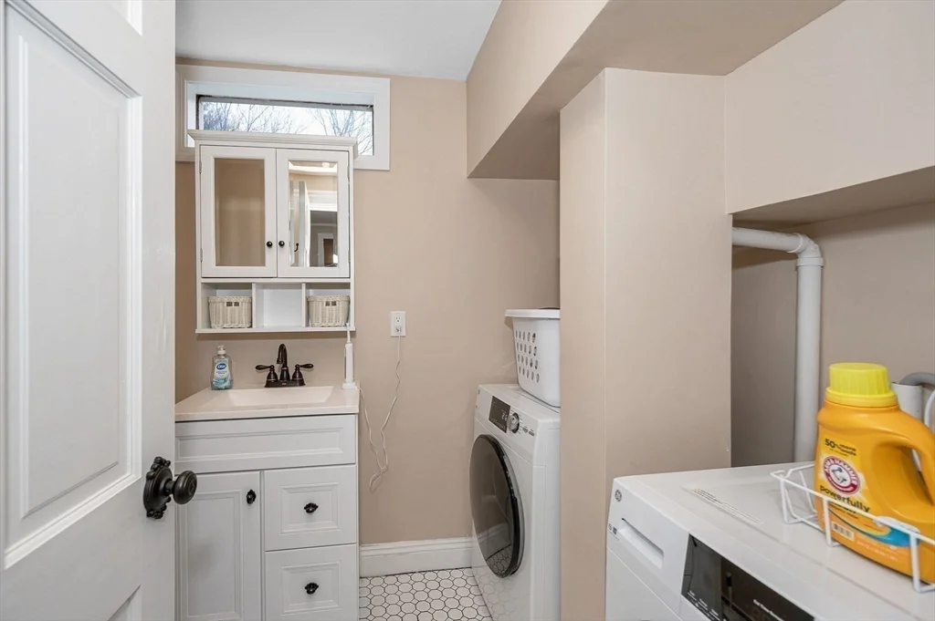 3 bed, 1 bath apartment for rent at 81 High St Unit 1, Wilmington — photo 7 of 13