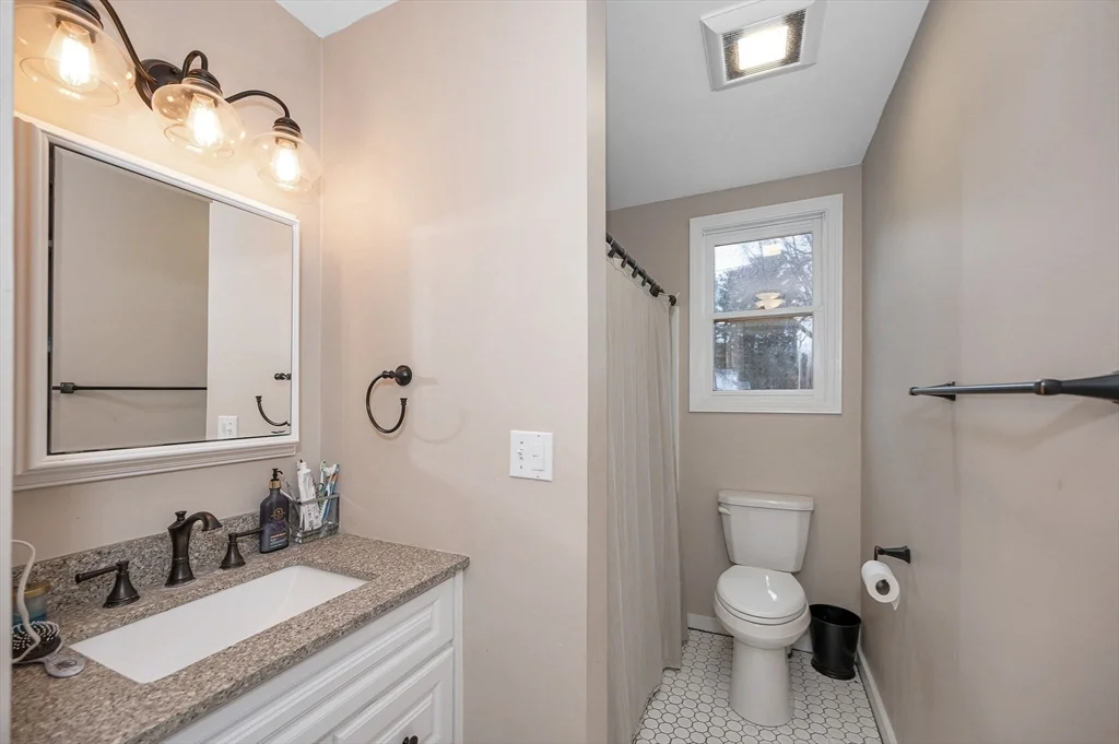 3 bed, 1 bath apartment for rent at 81 High St Unit 1, Wilmington — photo 8 of 13