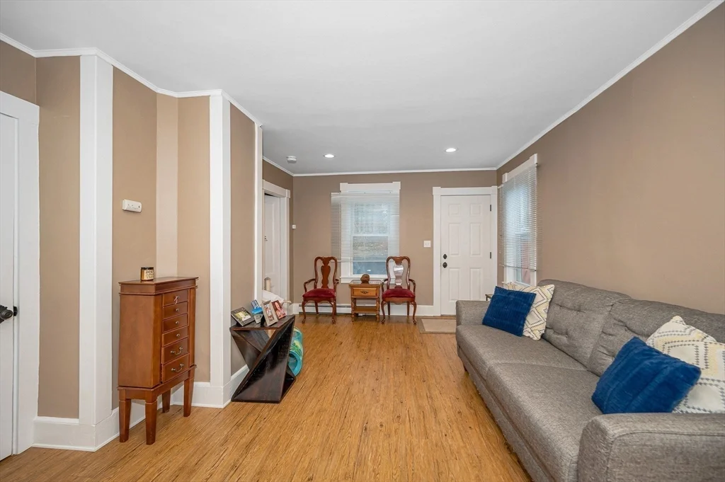3 bed, 1 bath apartment for rent at 81 High St Unit 1, Wilmington — photo 3 of 13