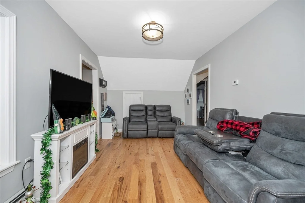 3 bed, 1 bath apartment for rent at 81 High St Unit 1, Wilmington — photo 4 of 13