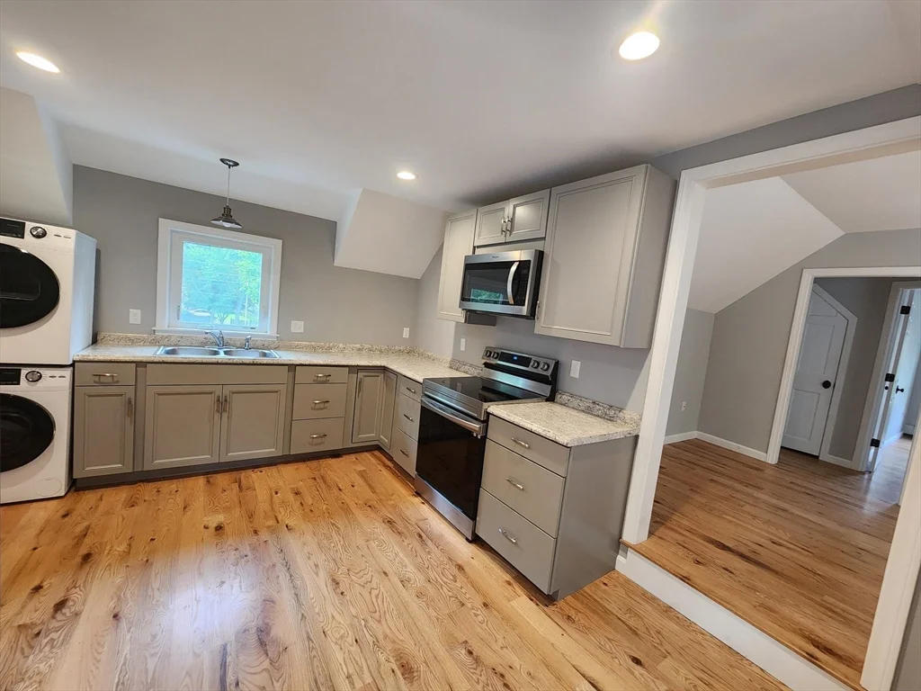 2 bed, 1 bath apartment for rent at 81 High St Unit 2, Wilmington — photo 3 of 12