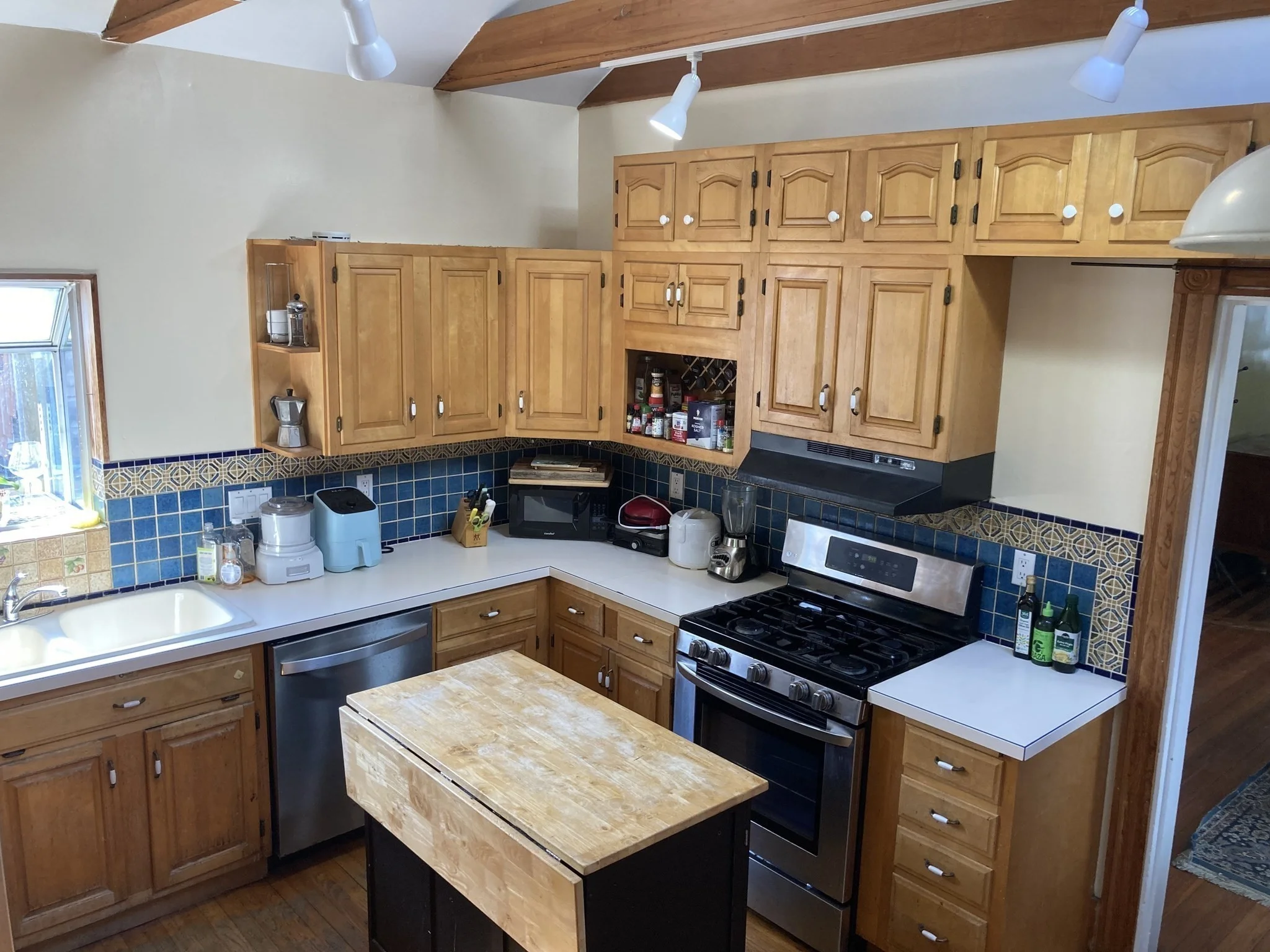 5 bed, 2 bath apartment for rent at 81 Munroe St Unit Front, Union Square