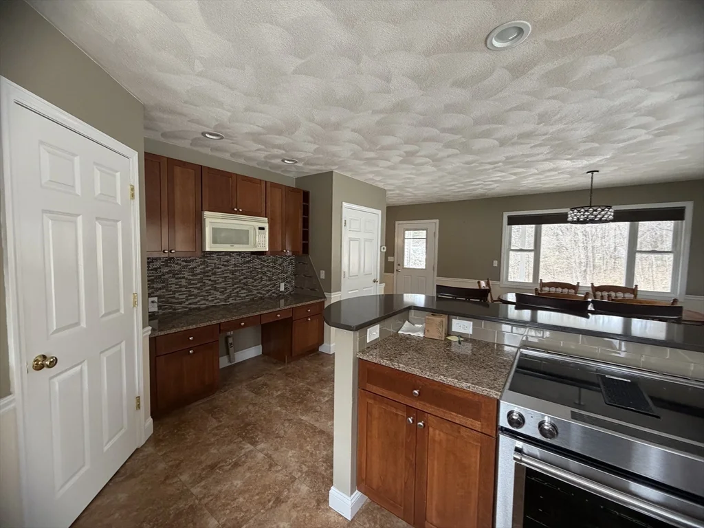 4 bed, 2 bath apartment for rent at 81 N Main St, North Bellingham — photo 9 of 42