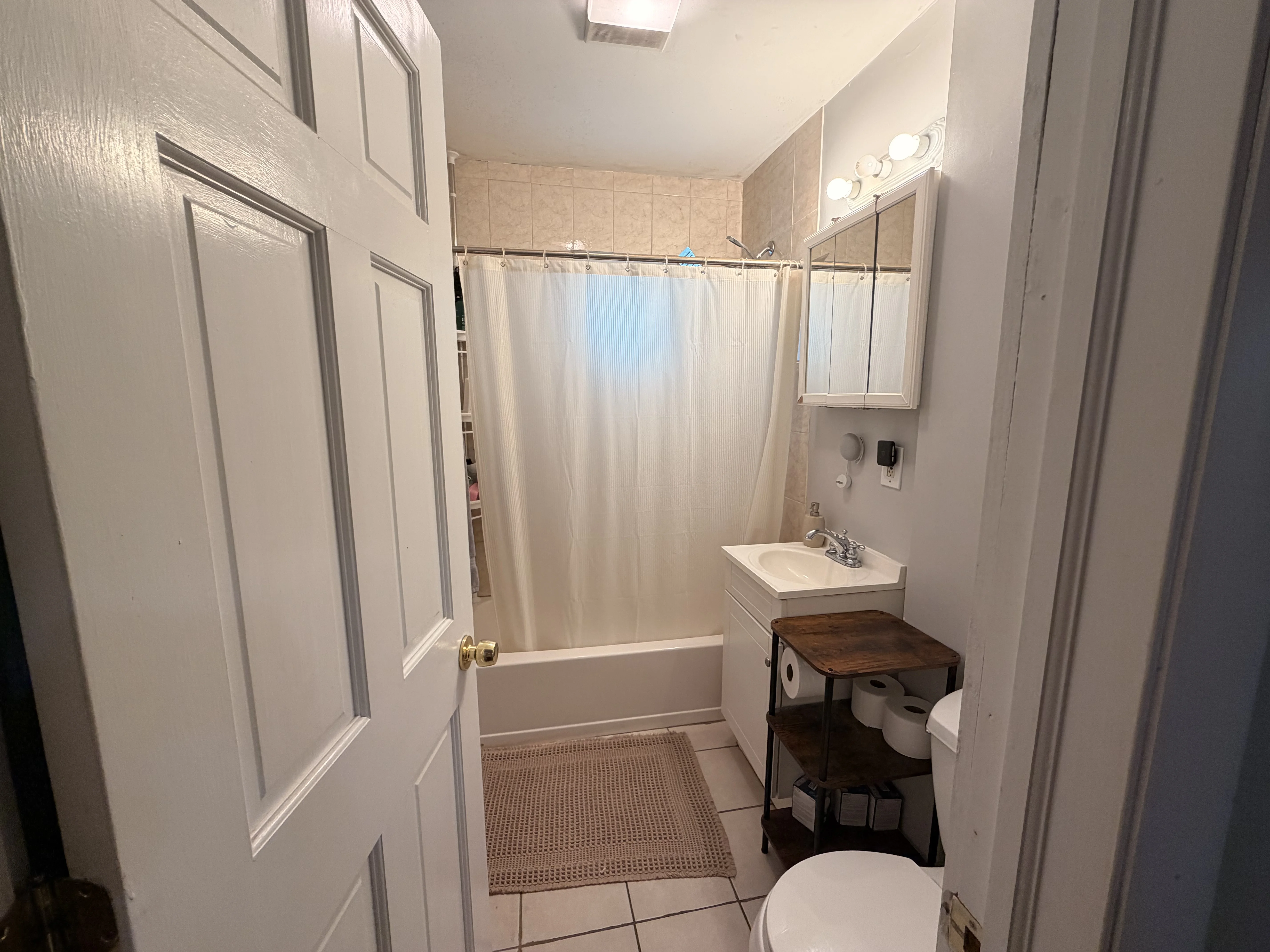 3 bed, 1 bath apartment for rent at 81 Newbury St Unit 2, Teele Square — photo 12 of 14
