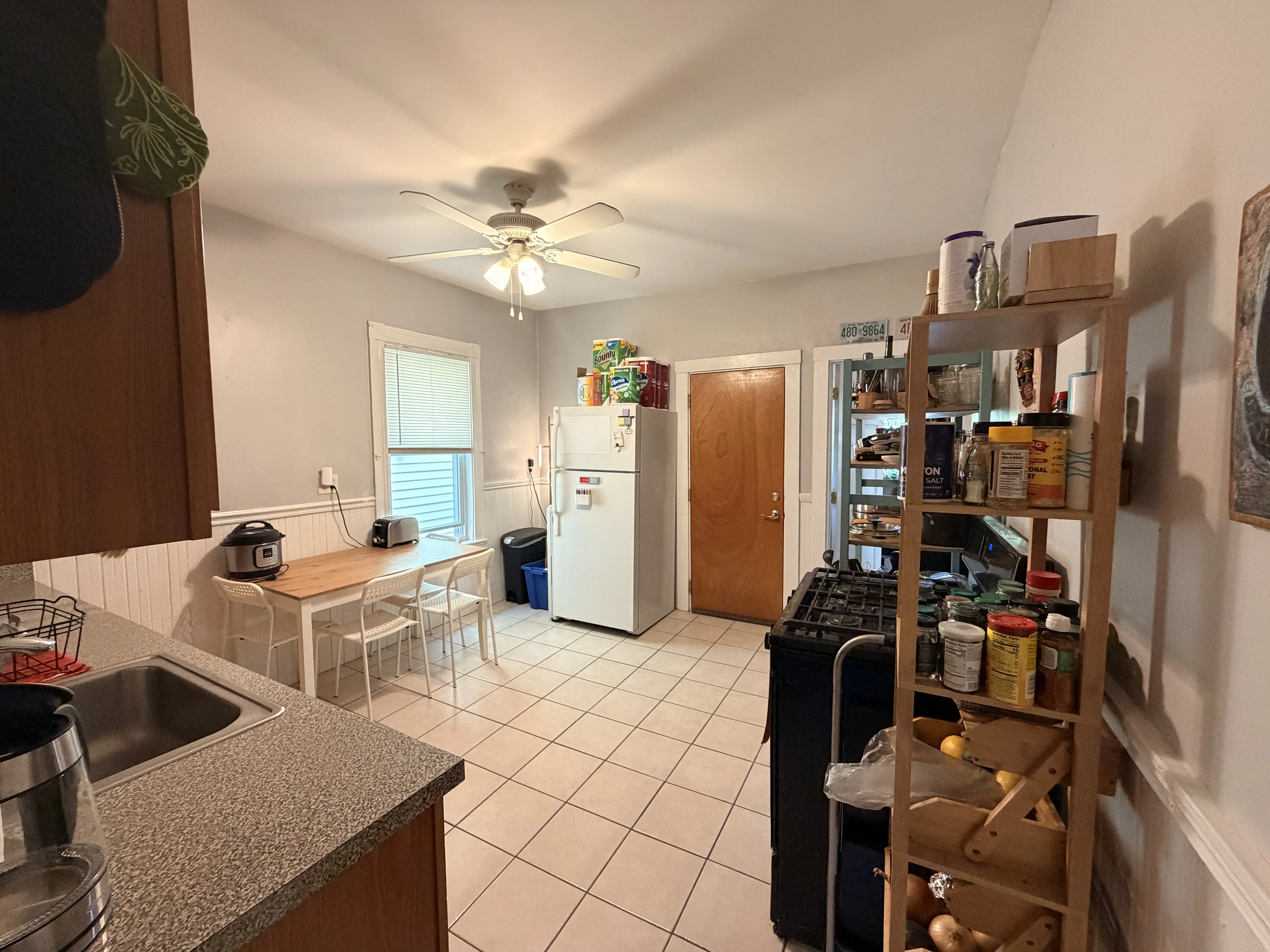 3 bed, 1 bath apartment for rent at 81 Newbury St Unit 2, Teele Square — photo 2 of 14
