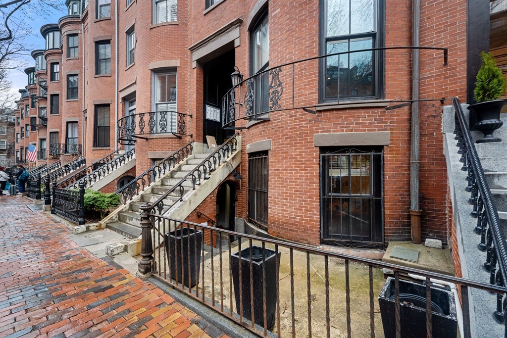 1 bed, 1 bath apartment for rent at 81 Waltham St Unit 1, Boston — photo 1 of 27