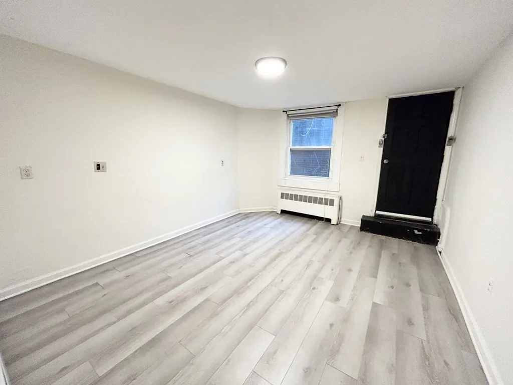 4 bed, 2 bath apartment for rent at 81 Windsor Unit St, South End — photo 3 of 13