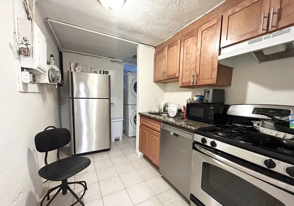 4 bed, 2 bath apartment for rent at 81 Windsor Unit St, South End