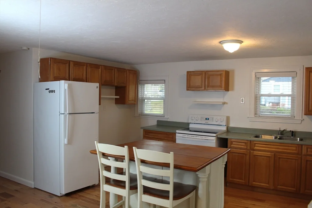 2 bed, 1 bath apartment for rent at 81 Winthrop Rd Unit 81, Manomet — photo 4 of 37