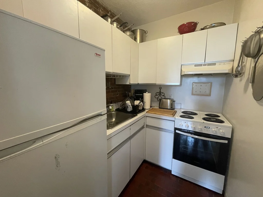 1 bed, 1 bath apartment for rent at 811 East Broadway Unit 2, South Boston — photo 7 of 18