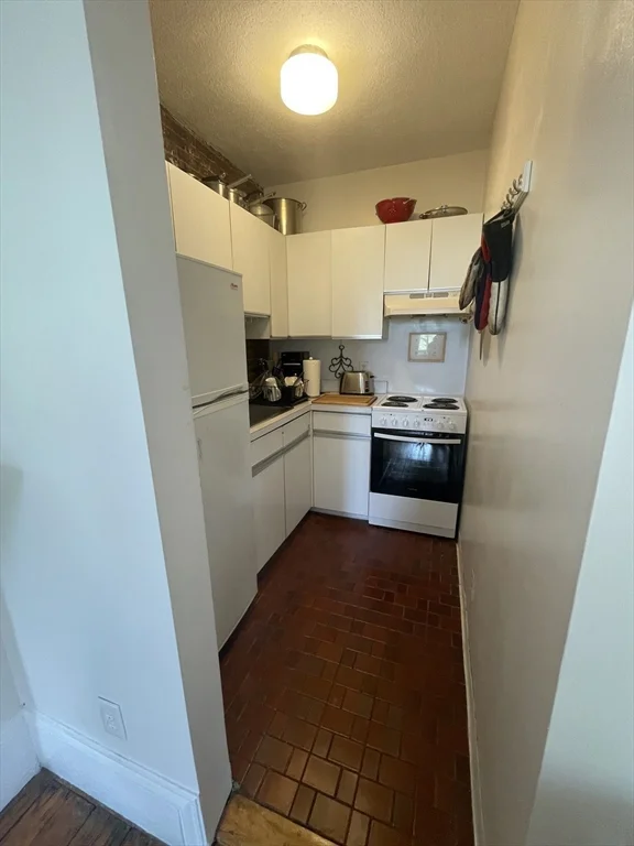 1 bed, 1 bath apartment for rent at 811 East Broadway Unit 2, South Boston — photo 8 of 18