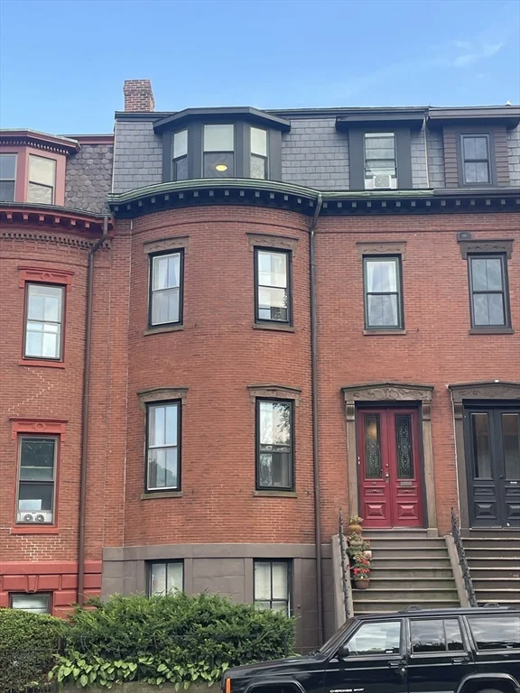 2 bed, 1 bath apartment for rent at 811 East Broadway Unit 3, South Boston