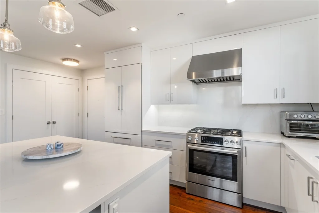 2 bed, 2 bath apartment for rent at 812 East 6th St Unit 12, South Boston — photo 2 of 20