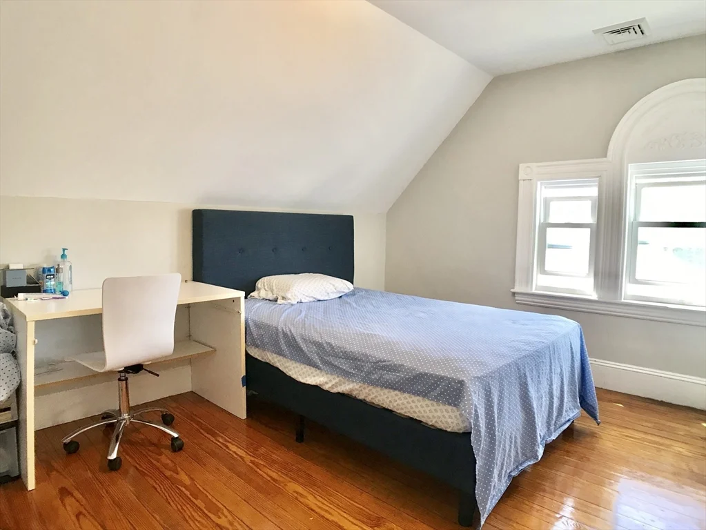 6 bed, 2 bath apartment for rent at 812 Moody St Unit 2, South Side — photo 11 of 29
