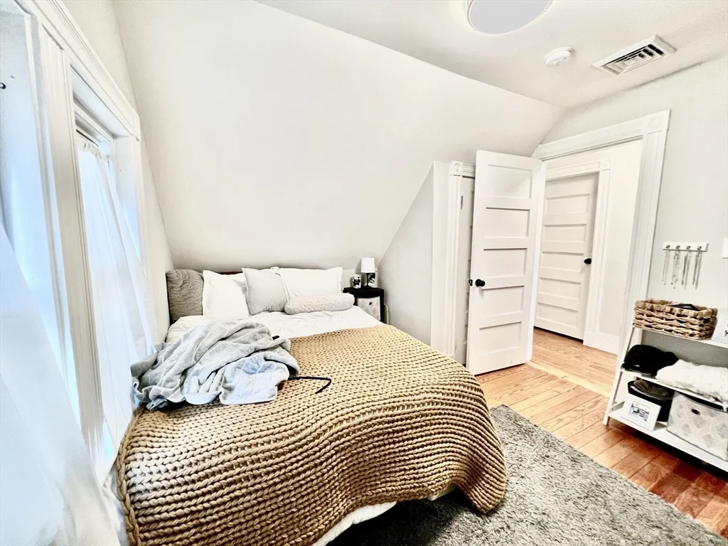 6 bed, 2 bath apartment for rent at 812 Moody St Unit 2, South Side — photo 14 of 29