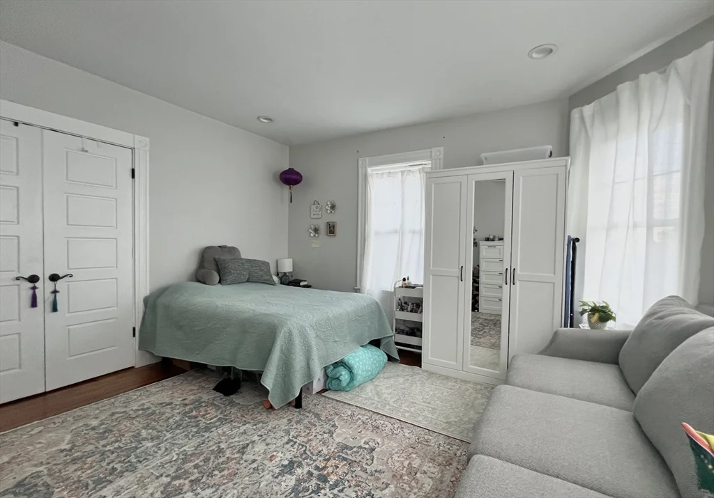 6 bed, 2 bath apartment for rent at 812 Moody St Unit 2, South Side — photo 6 of 29