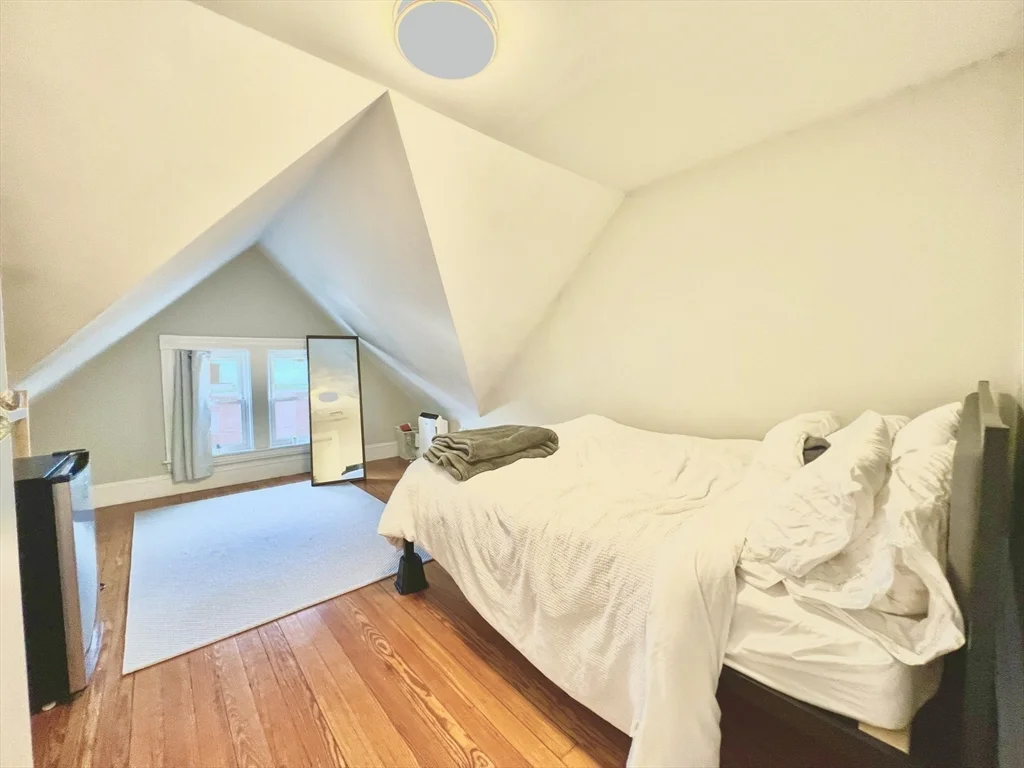 6 bed, 2 bath apartment for rent at 812 Moody St Unit 2, South Side — photo 12 of 29