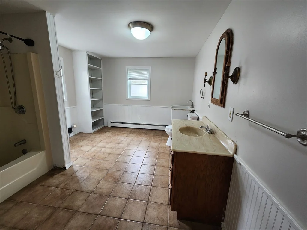 4 bed, 1 bath apartment for rent at 818 Bedford Unit 1, East Bridgewater — photo 3 of 9
