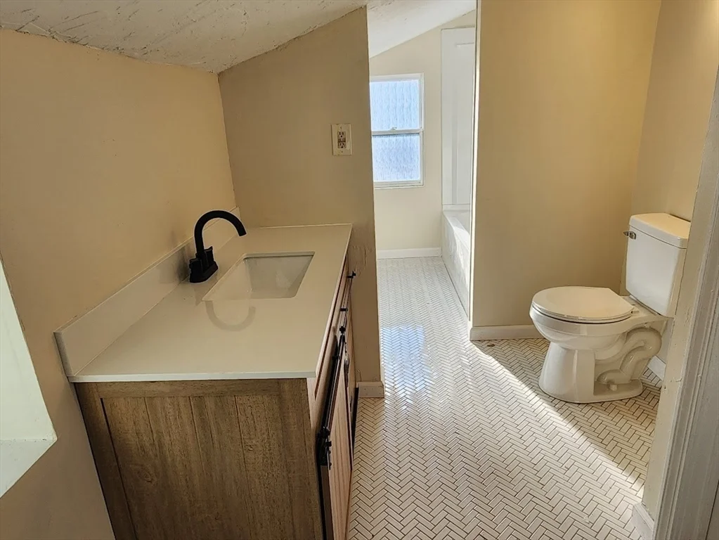 4 bed, 1 bath apartment for rent at 82-84 Sea St Unit 84, North Weymouth — photo 3 of 10