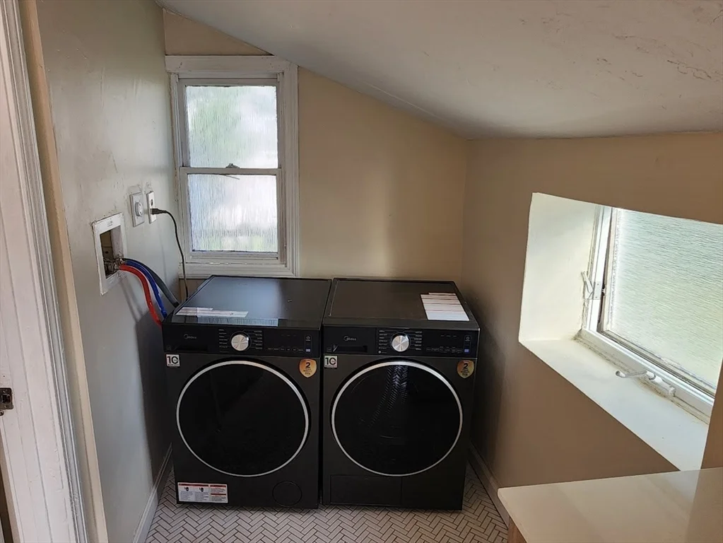 4 bed, 1 bath apartment for rent at 82-84 Sea St Unit 84, North Weymouth — photo 4 of 10
