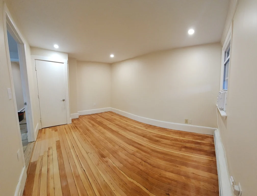 4 bed, 1 bath apartment for rent at 82-84 Sea St Unit 84, North Weymouth — photo 6 of 10