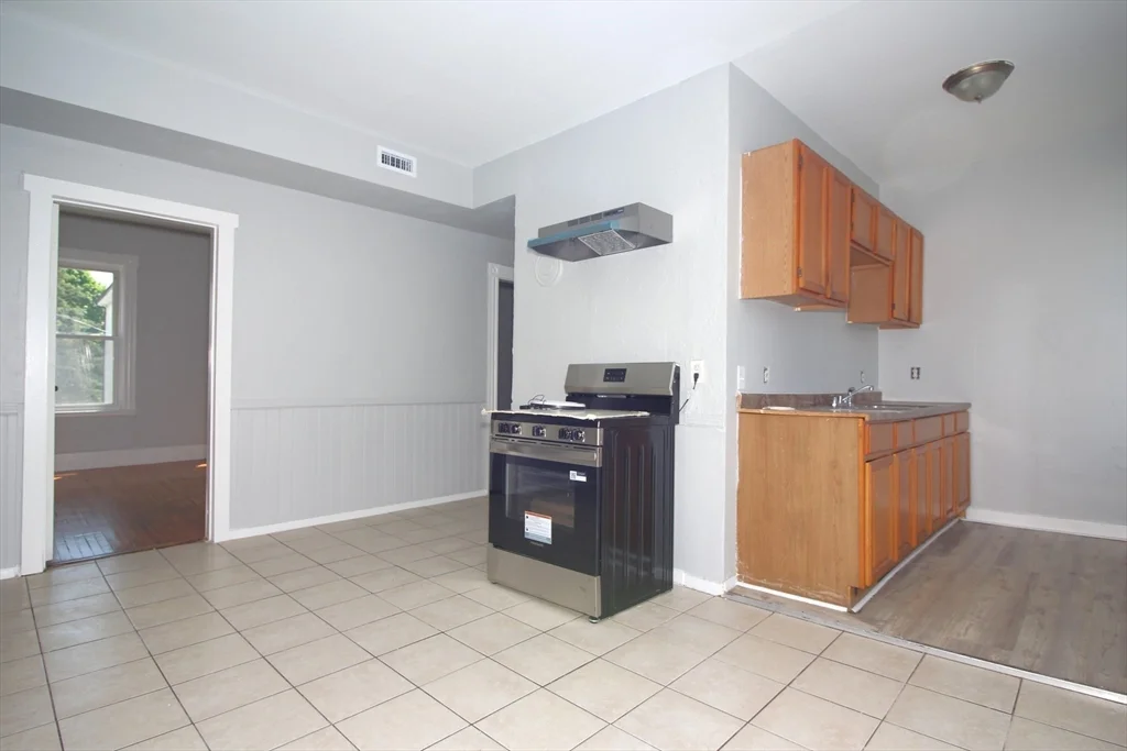 4 bed, 1 bath apartment for rent at 82 Fox Unit 2, Worcester — photo 6 of 16