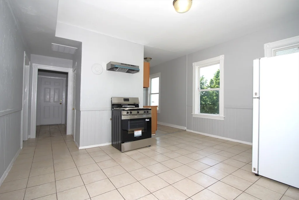 4 bed, 1 bath apartment for rent at 82 Fox Unit 2, Worcester — photo 5 of 16