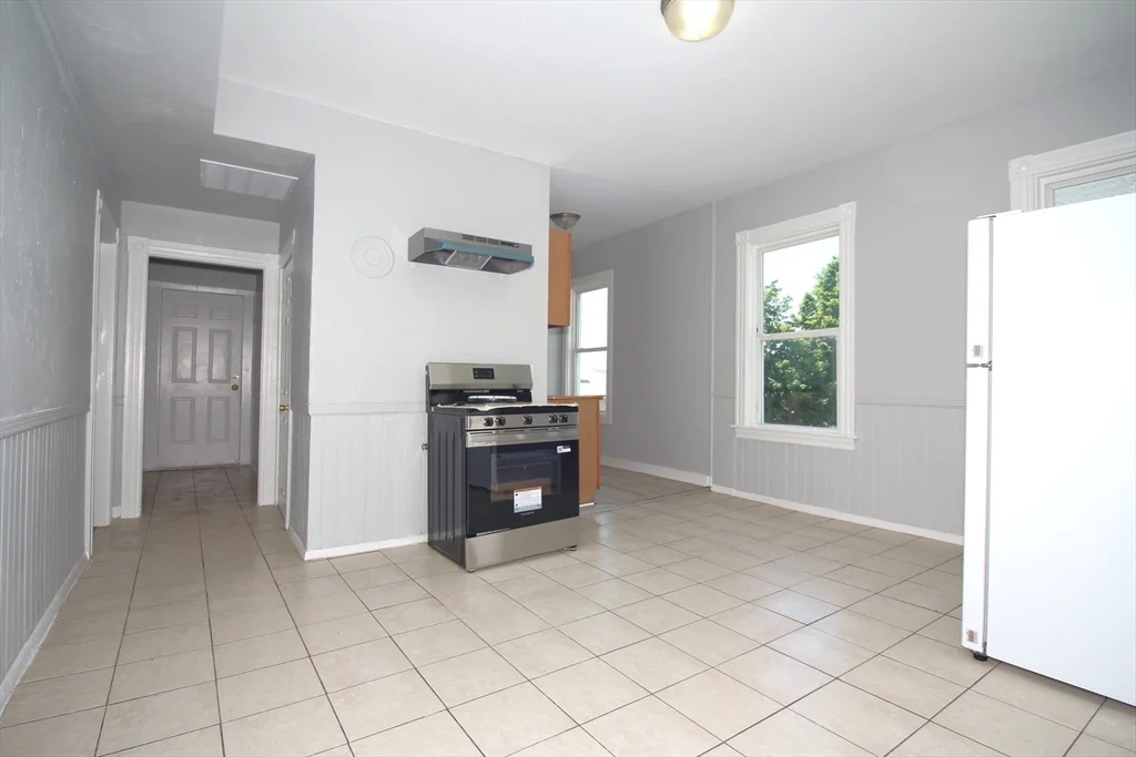 4 bed, 1 bath apartment for rent at 82 Fox Unit 2, Worcester — photo 10 of 16