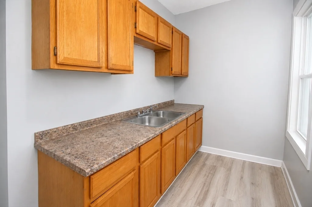 4 bed, 1 bath apartment for rent at 82 Fox Unit 2, Worcester — photo 7 of 16