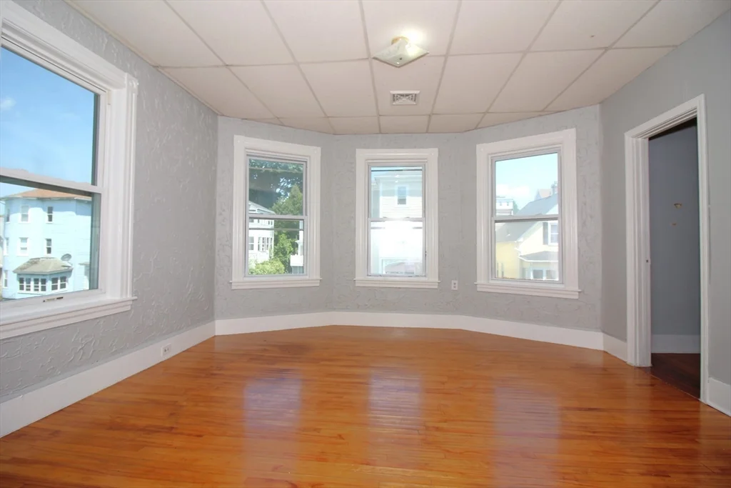 4 bed, 1 bath apartment for rent at 82 Fox Unit 3, Worcester — photo 6 of 18
