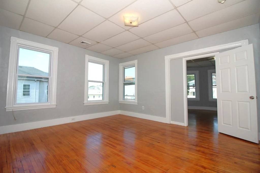 4 bed, 1 bath apartment for rent at 82 Fox Unit 3, Worcester — photo 4 of 18
