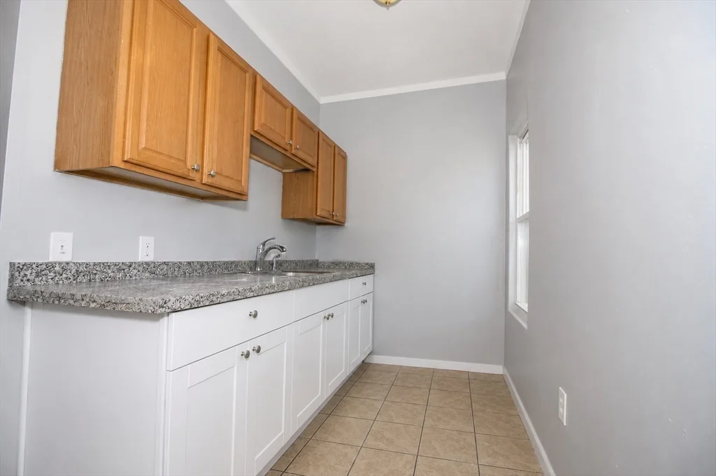 4 bed, 1 bath apartment for rent at 82 Fox Unit 3, Worcester — photo 10 of 18