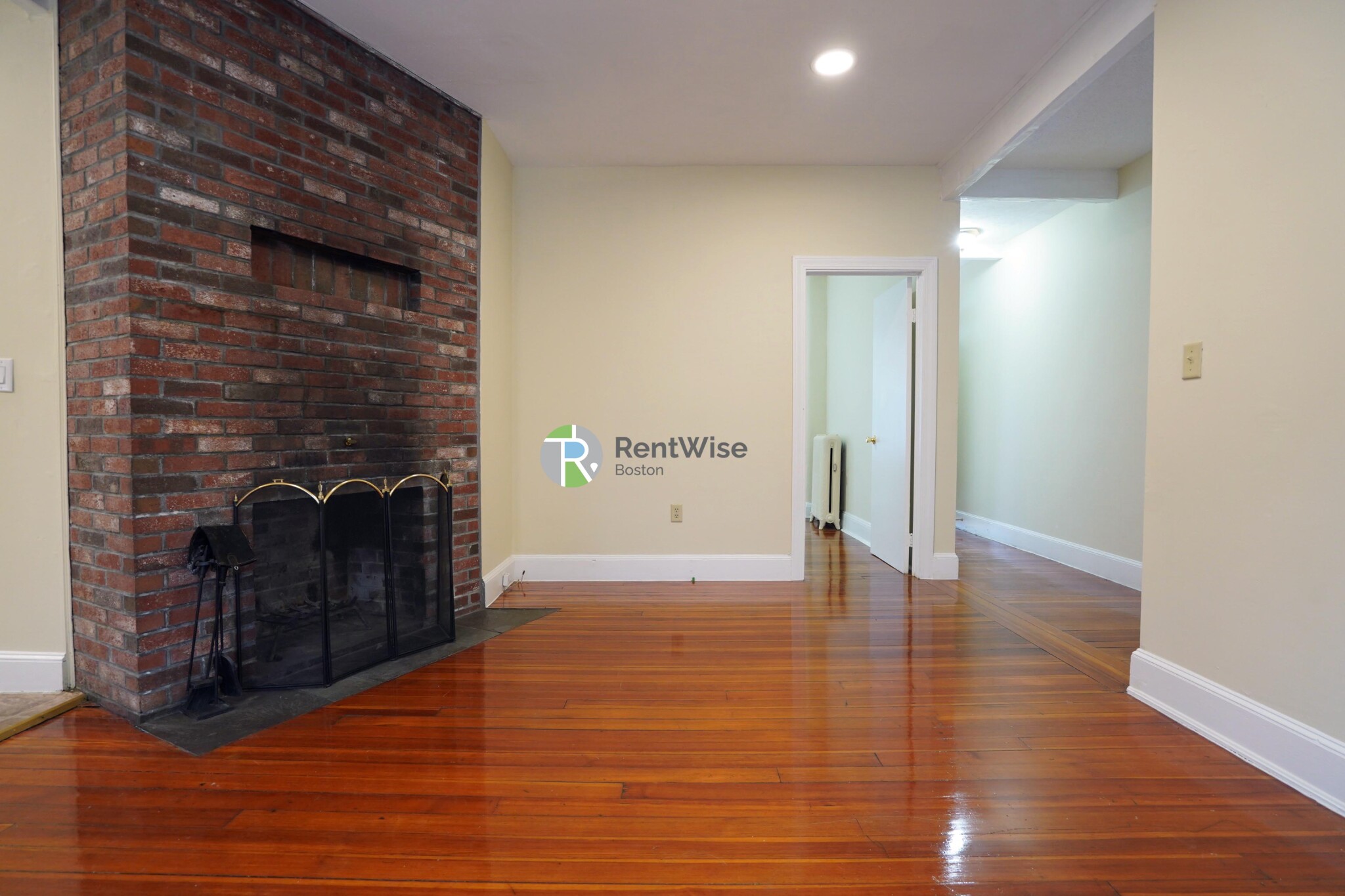 3 bed, 1 bath apartment for rent at 82 Robbins Pl Unit 1 Fireplace/2 Baths Ht &, South Side — photo 3 of 23
