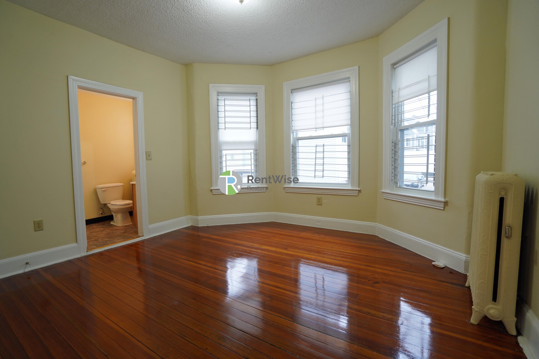 3 bed, 1 bath apartment for rent at 82 Robbins Pl Unit 1 Fireplace/2 Baths Ht &, South Side — photo 10 of 23