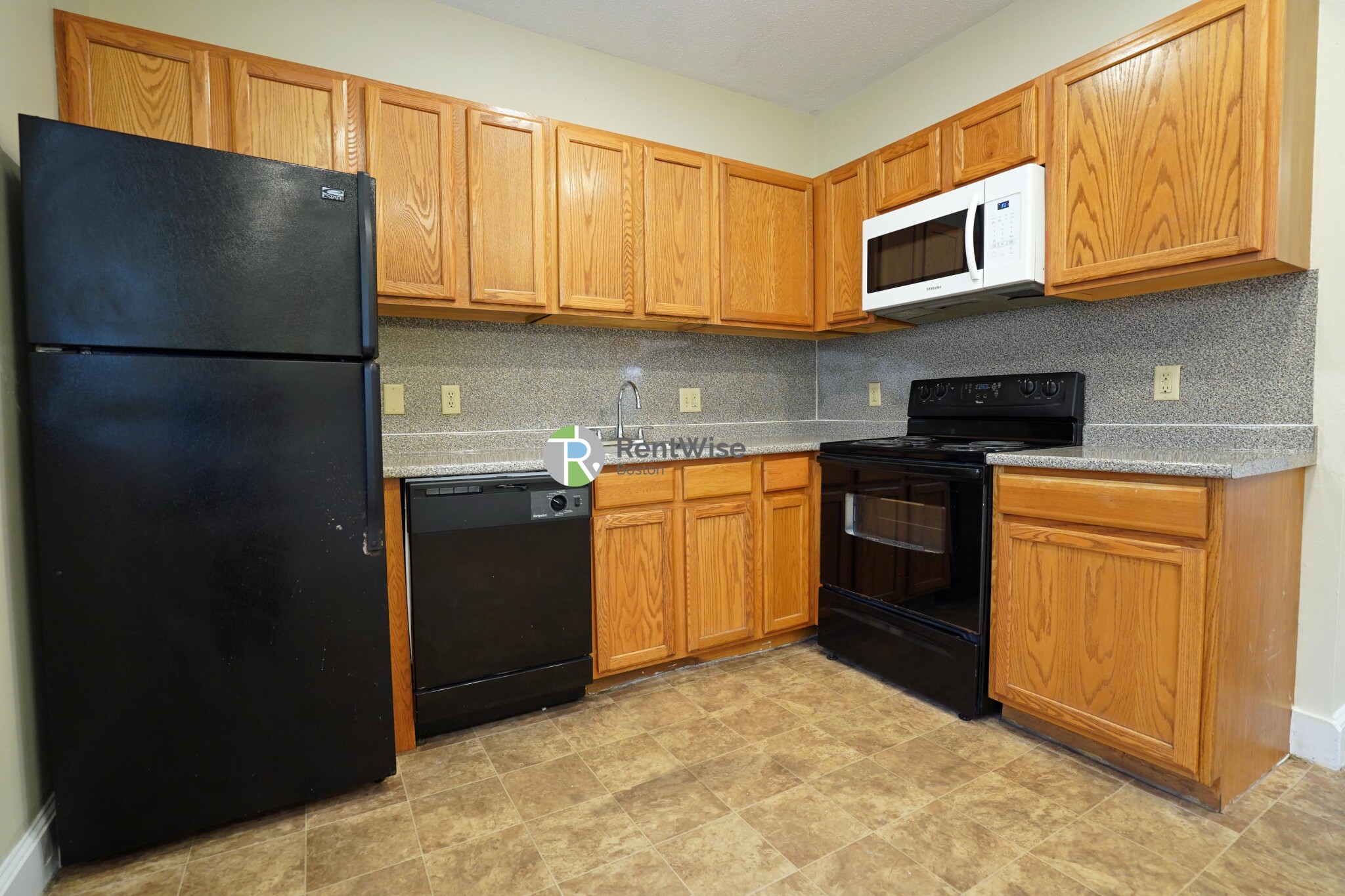 3 bed, 1 bath apartment for rent at 82 Robbins Pl Unit 1 Fireplace/2 Baths Ht &, South Side — photo 7 of 23