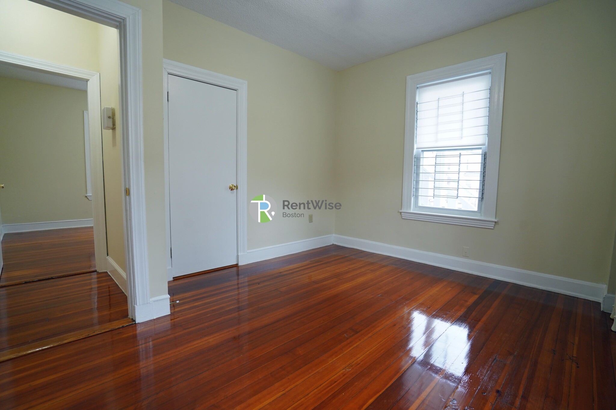 3 bed, 1 bath apartment for rent at 82 Robbins Pl Unit 1 Fireplace/2 Baths Ht &, South Side — photo 18 of 23