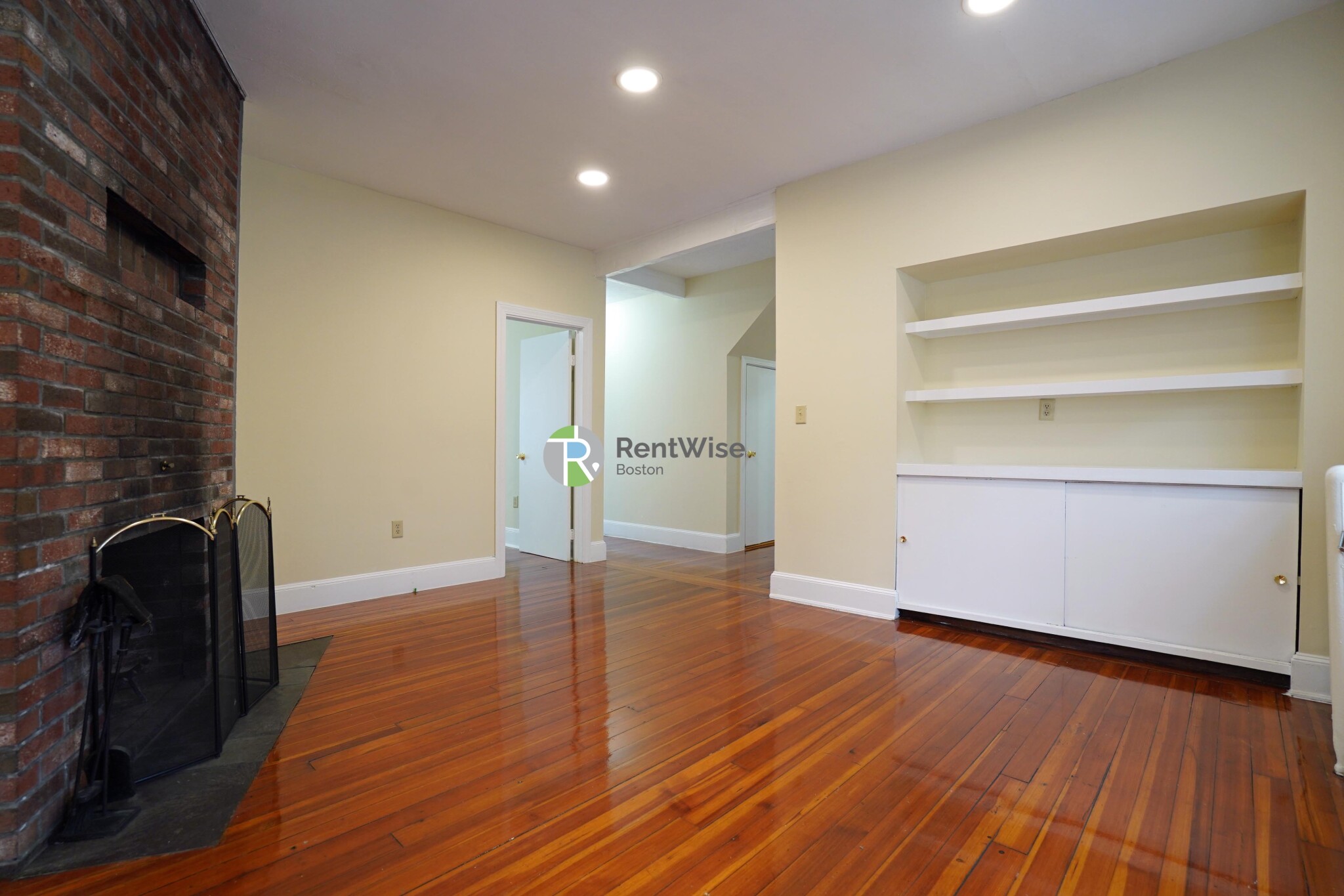 3 bed, 1 bath apartment for rent at 82 Robbins Pl Unit 1 Fireplace/2 Baths Ht &, South Side