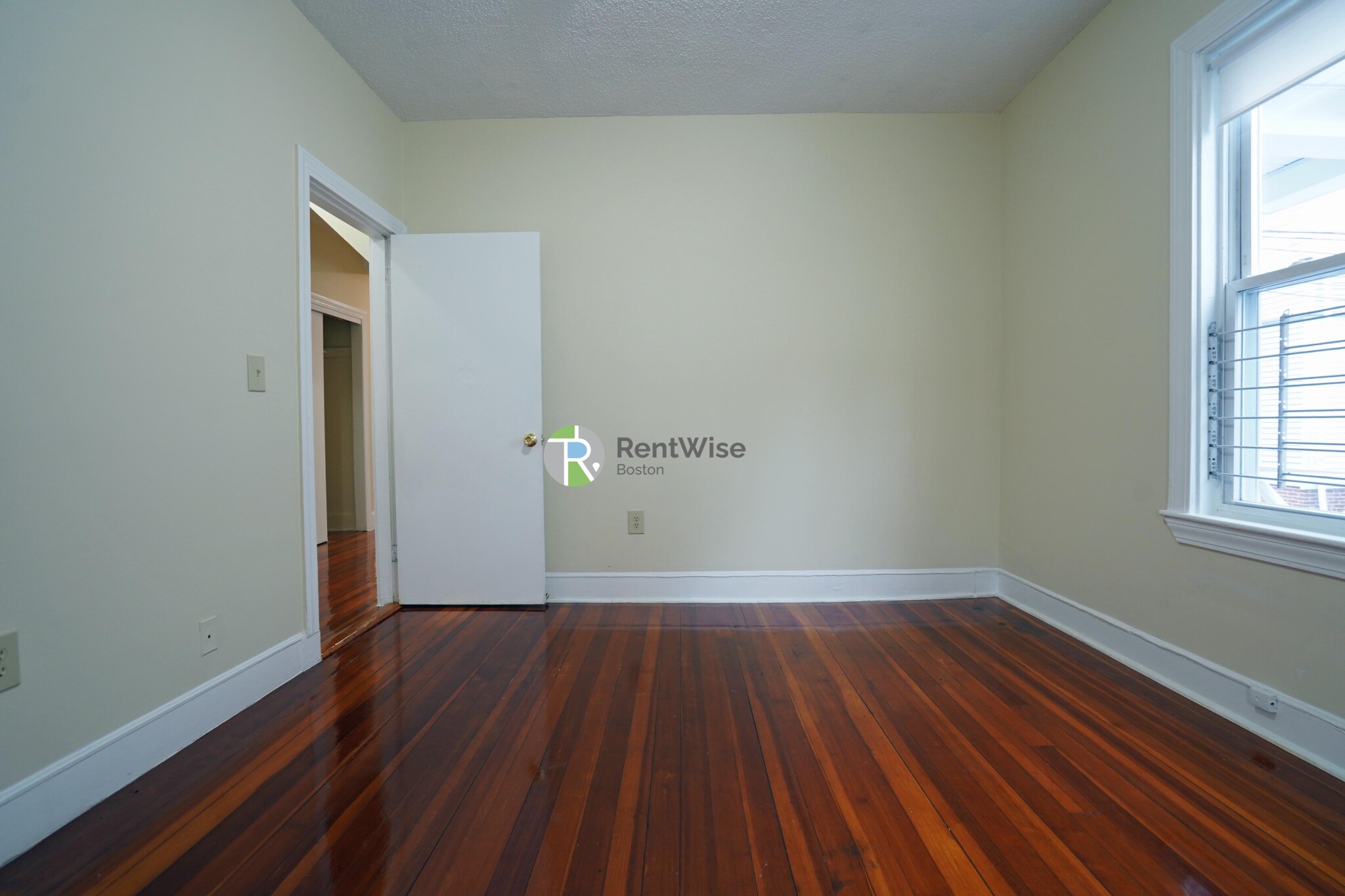 3 bed, 1 bath apartment for rent at 82 Robbins Pl Unit 1 Fireplace/2 Baths Ht &, South Side — photo 16 of 23
