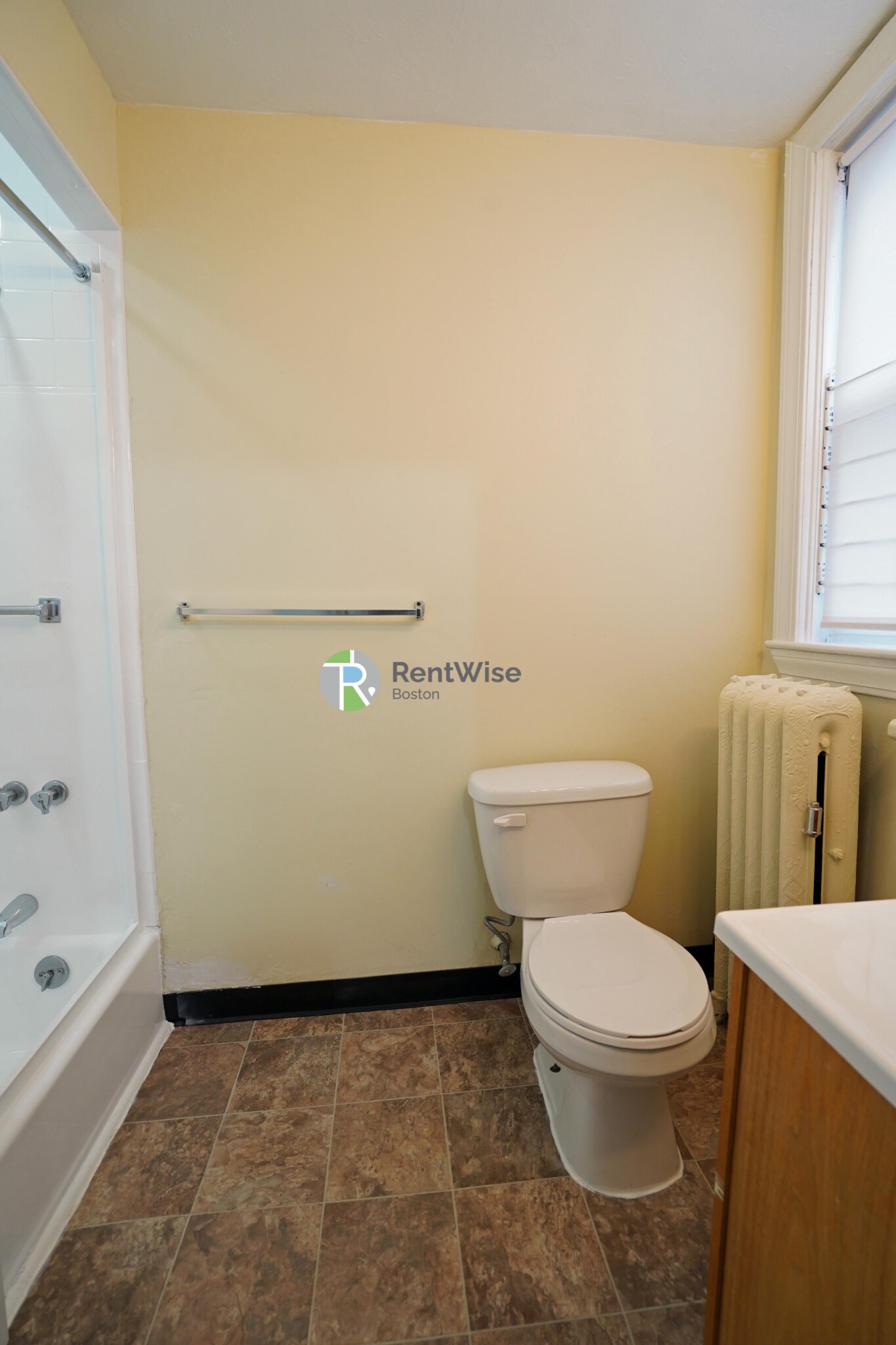 3 bed, 1 bath apartment for rent at 82 Robbins Pl Unit 1 Fireplace/2 Baths Ht &, South Side — photo 13 of 23