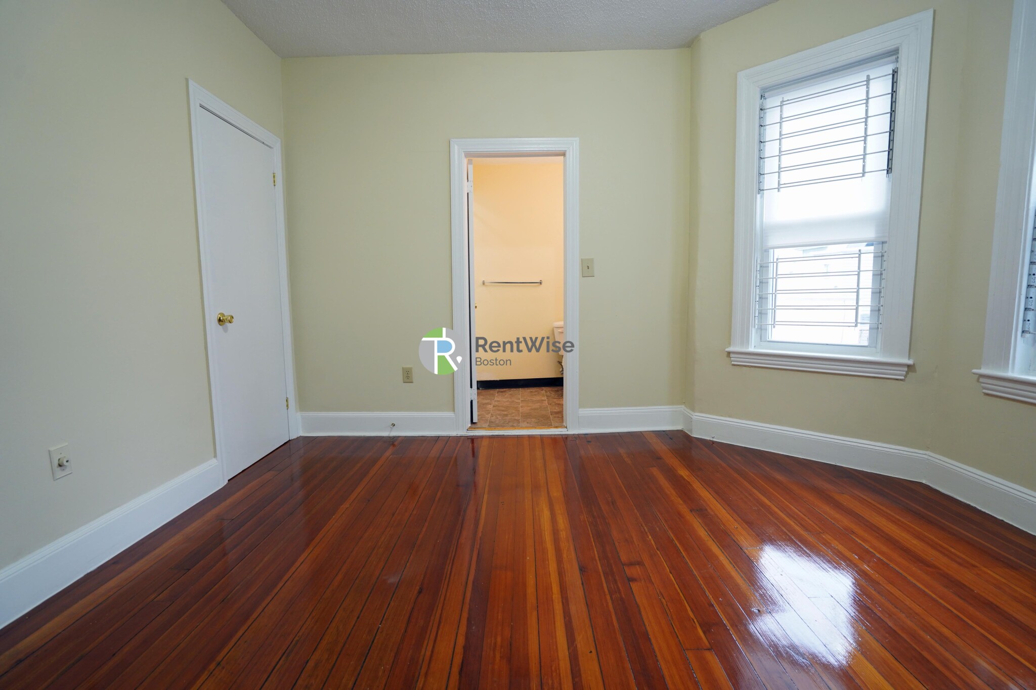3 bed, 1 bath apartment for rent at 82 Robbins Pl Unit 1 Fireplace/2 Baths Ht &, South Side — photo 11 of 23