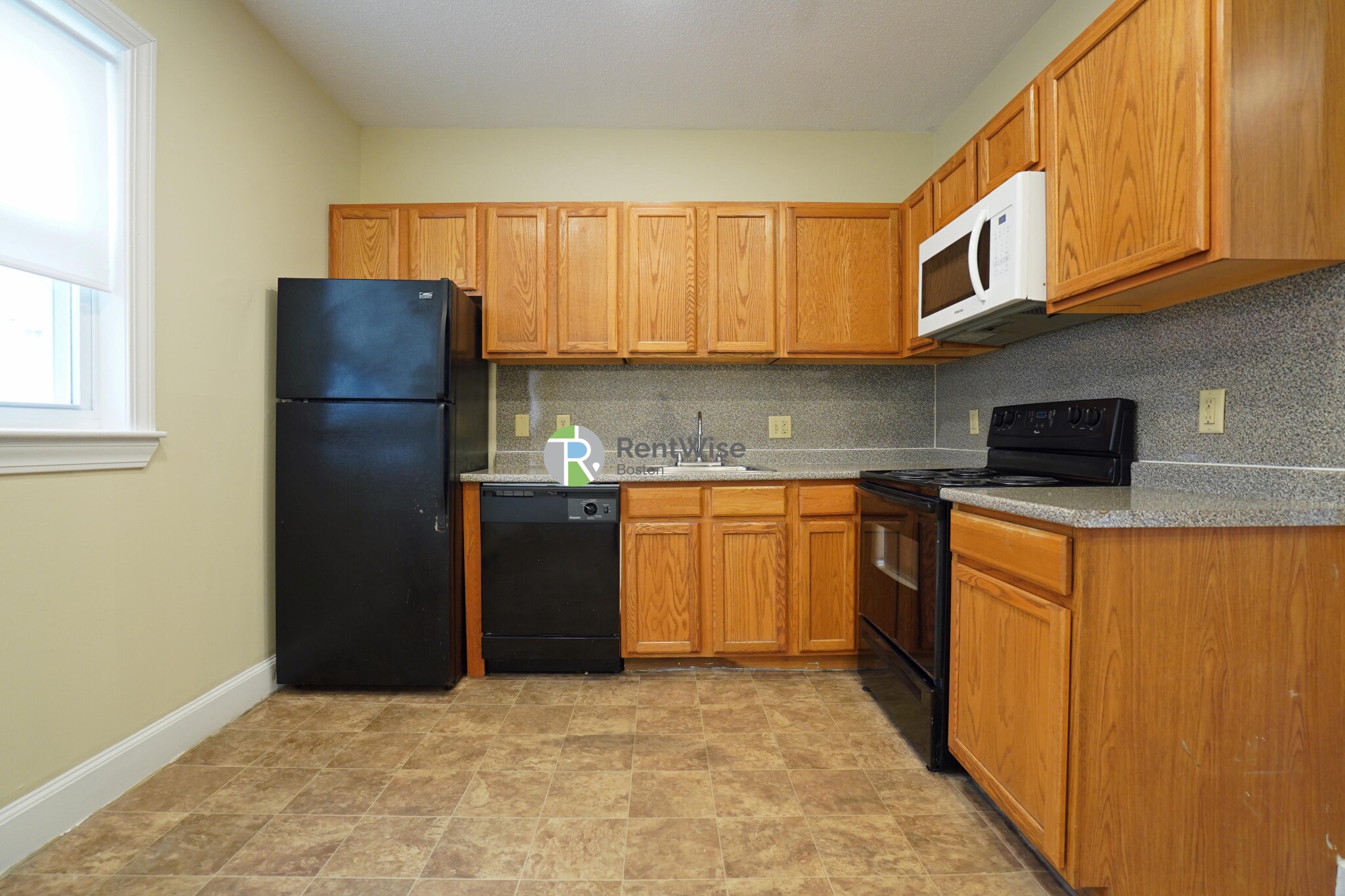 3 bed, 1 bath apartment for rent at 82 Robbins Pl Unit 1 Fireplace/2 Baths Ht &, South Side — photo 8 of 23