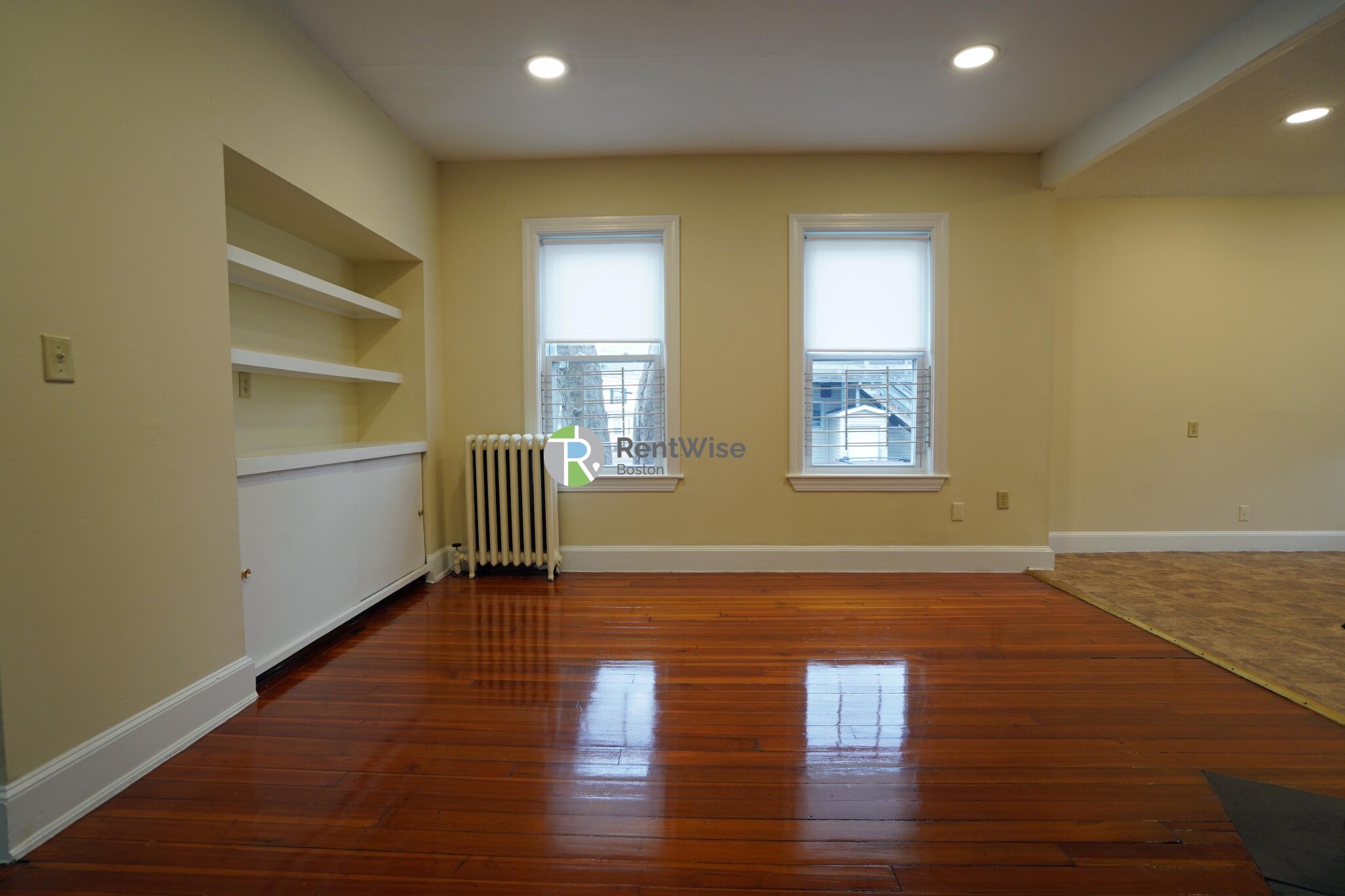 3 bed, 1 bath apartment for rent at 82 Robbins Pl Unit 1 Fireplace/2 Baths Ht &, South Side — photo 2 of 23