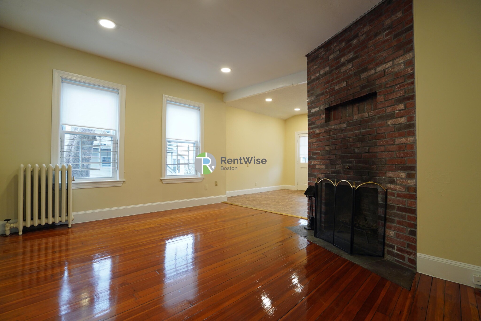 3 bed, 1 bath apartment for rent at 82 Robbins Pl Unit 1 Fireplace/2 Baths Ht &, South Side — photo 5 of 23