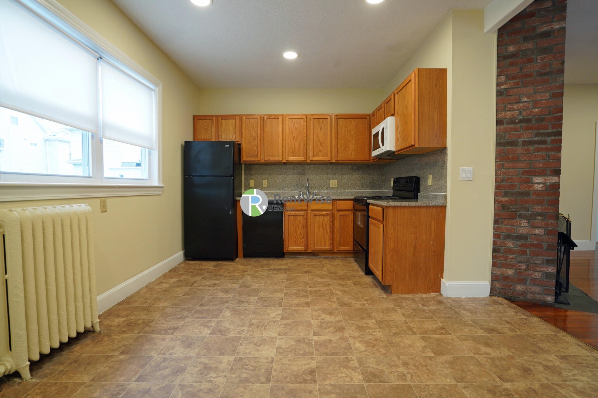 3 bed, 1 bath apartment for rent at 82 Robbins Pl Unit 1 Fireplace/2 Baths Ht &, South Side — photo 6 of 23
