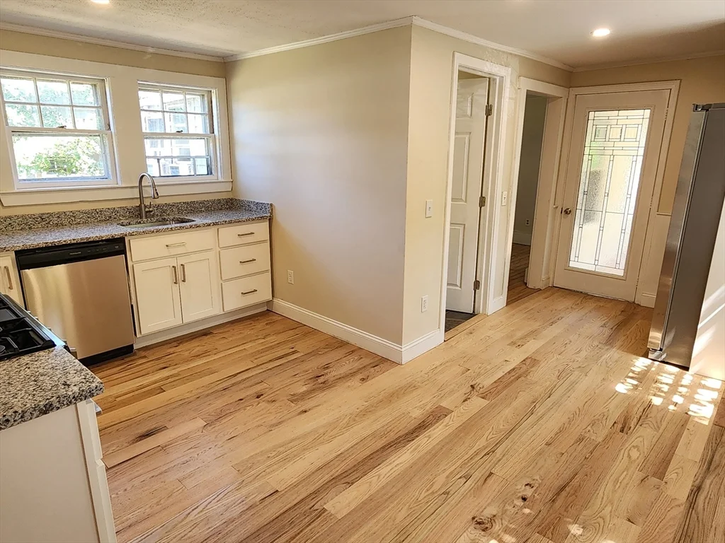 3 bed, 1 bath apartment for rent at 82 Sea St Unit 82, Weymouth — photo 2 of 14