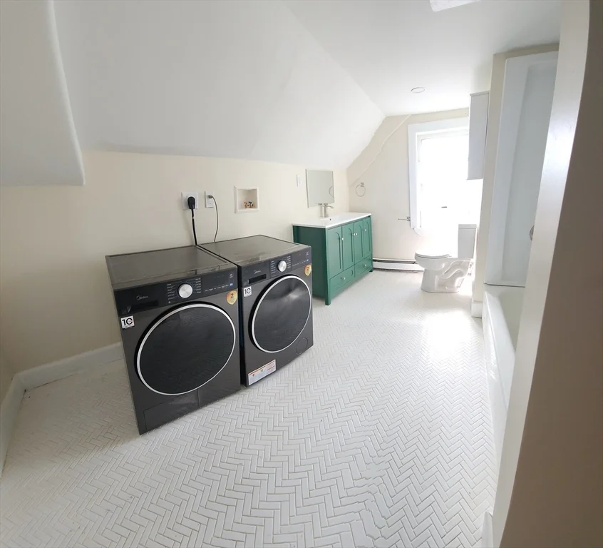 3 bed, 1 bath apartment for rent at 82 Sea St Unit 82, Weymouth — photo 5 of 14