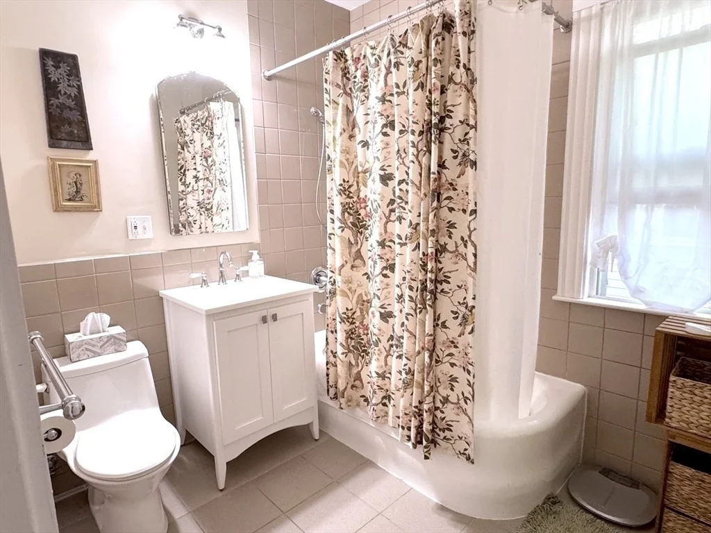 4 bed, 2 bath apartment for rent at 82 Stearns Rd Unit 2, Longwood — photo 5 of 21