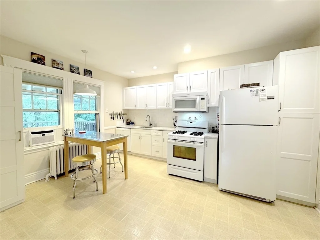 4 bed, 2 bath apartment for rent at 82 Stearns Rd Unit 2, Longwood — photo 4 of 21