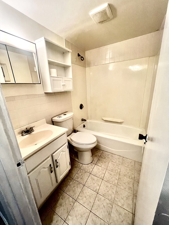 3 bed, 1 bath apartment for rent at 82 Trueman Unit 1, Malden — photo 4 of 10